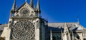 Celý svet sa skladá na rekonštrukciu Notre-Dame. Prispel Disney i Apple