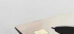 Kreditná alebo debetná karta? Veľa ľudí nepozná, aký je medzi nimi rozdiel